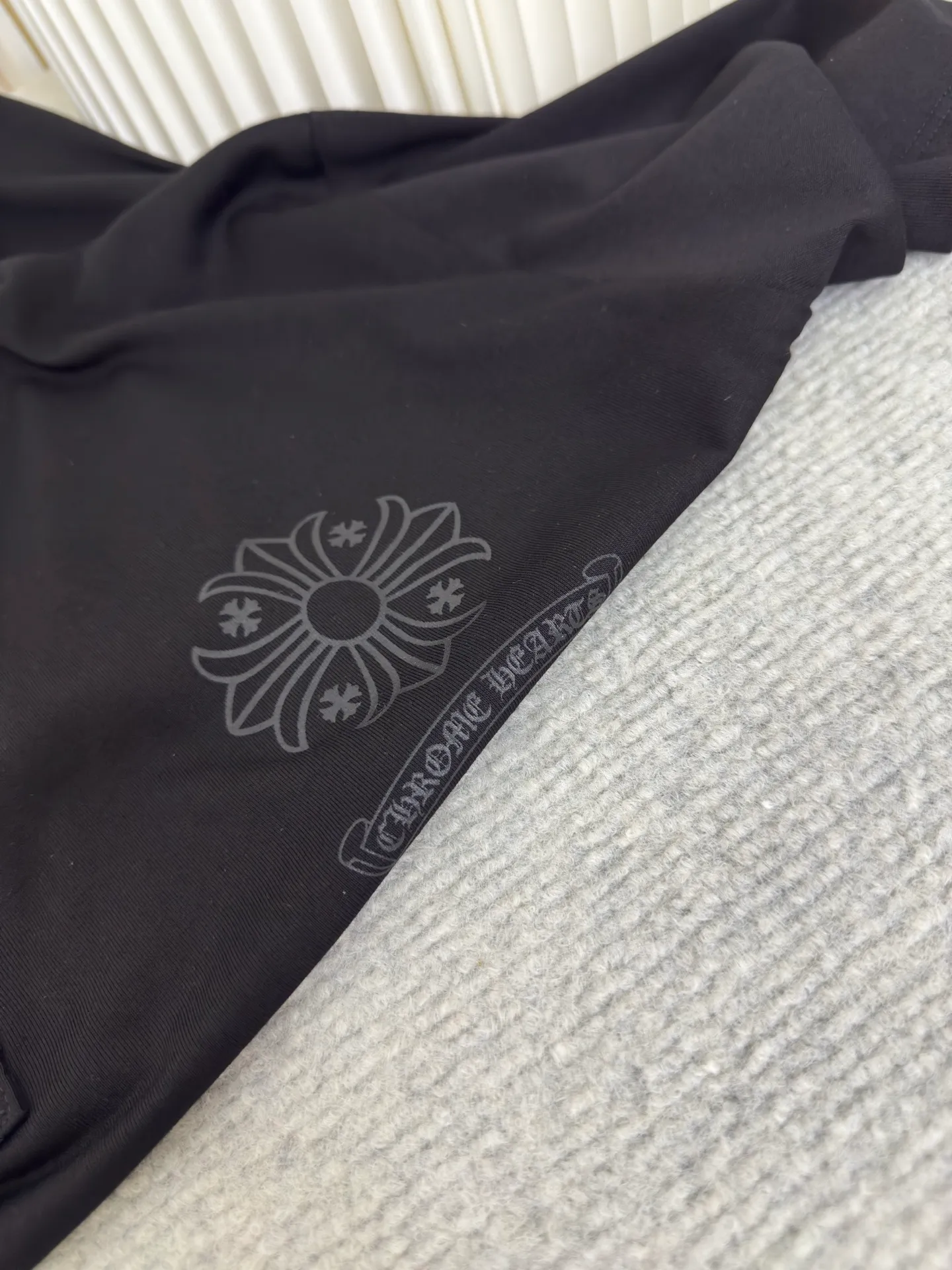 P240 Chrome Hearts Dark Pattern Cross Pattern Polo Short Sleeves Authentic Open Version - Physical Counter - Top Luxury Quality 🆚 Instant Sale of All Versions on the Market Fabric Made of Tailor-Dyeed 230G Cotton Fabric Cross Dark Pattern Scroll Printing on Chest Collar Hardware Mold Customized Accessories Size S M L